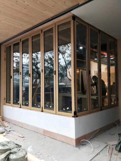 定制金松木木紋轉印上下軌道5+9+5中空透明鋼化玻璃折疊門已安裝好交付使用